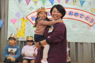 抱っこをしてもらう年少児