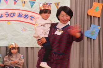 抱っこをしてもらう年少児