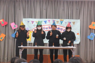 ハンドベルをする教師