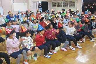 お楽しみ会に参加する園児