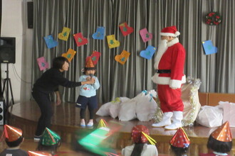 サンタに質問する年長児