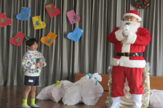 サンタに質問する年長児