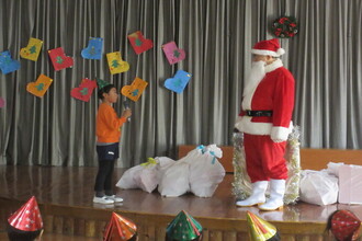 サンタに質問する年長児