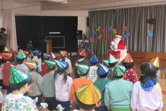 歌をうたう園児