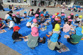 やきいもを食べる園児