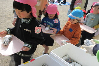 やきいもをもらう年長児