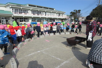 みんなで焼き芋を見る園児
