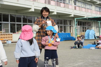 金メダルをもらう園児