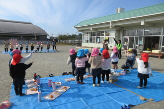 じゃんけんをする園児