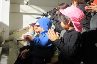 親子遠足にいく年長児