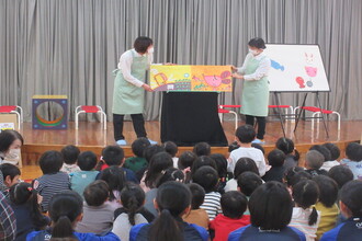 絵本を見る園児