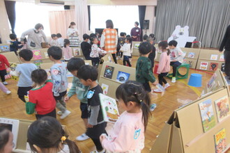 絵本を選ぶ園児