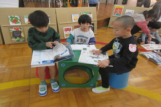 絵本を読む園児