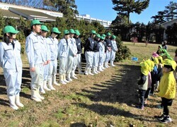 高校生と挨拶を交わしているところ