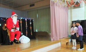 サンタさんに5歳児が質問をしているところ