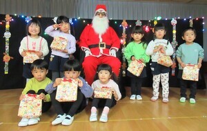 3歳児がサンタさんと記念撮影