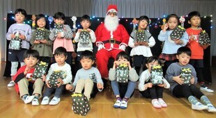 4歳児がサンタさんと記念撮影