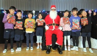 5歳児がサンタさんと記念撮影