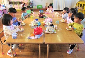 ケーキを食べているところ