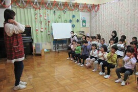 手遊びをしているところ