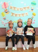 誕生児が記念撮影をしているところ