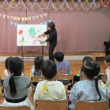 パネルシアターを見ているところ