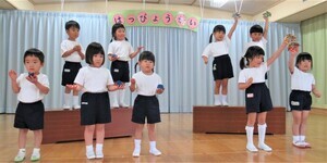 3歳児が合奏をしているところ