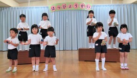 3歳児が合奏をしているところ
