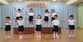 3歳児が歌をうたっているところ