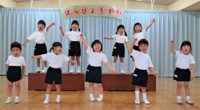 3歳児が歌をうたっているところ