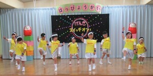 3歳児がダンスを踊っているところ