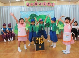 4歳児がオペレッタをしているところ