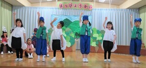 4歳児がおむすびころりんの劇をしているところ