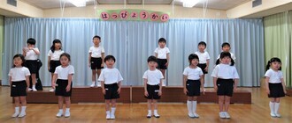 4歳児が歌をうたっているところ