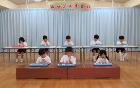 5歳児が鍵盤ハーモニカをしているところ