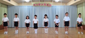 5歳児が歌をうたっているところ