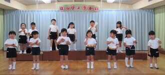 4歳児が合奏をしているところ