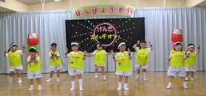 3歳児がダンスをしているところ