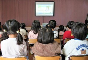 身の守り方のDVDを観ているところ