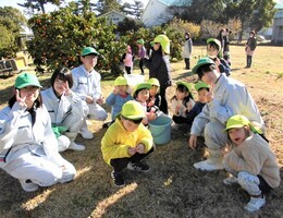 4歳児がみかんを食べているところ