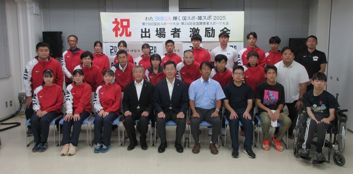 国民スポーツ大会出場者と市長、議長等の記念写真