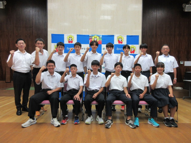 全中陸上競技に出場する選手と市長、教育長の記念写真