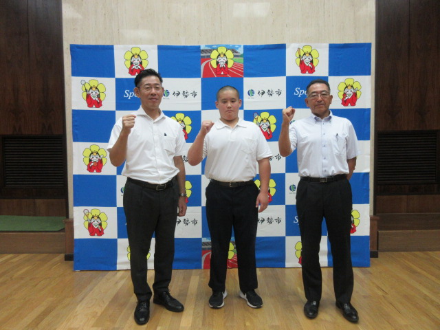 全中柔道に出場する選手と市長、教育長の記念写真