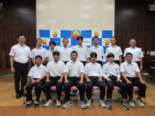 全中軟式野球に出場する選手と市長、教育長の記念写真