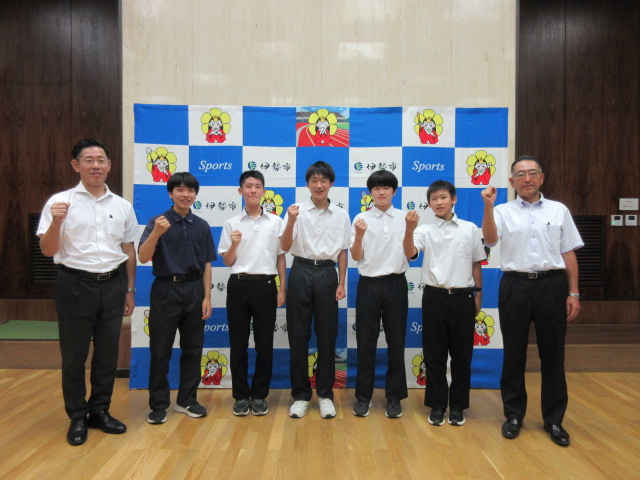 全中バドミントンの全国大会出場者と市長、教育長の記念写真