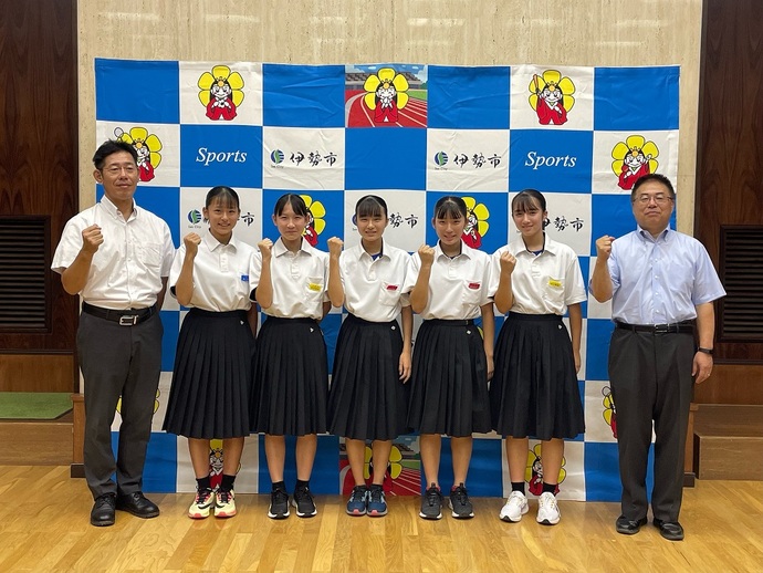 全国中学校体育大会のバドミントン大会に出場する選手と市長、教育長の記念写真