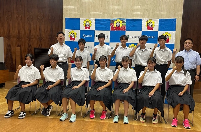 全国中学校体育大会陸上競技に出場する選手と市長、教育長の記念写真