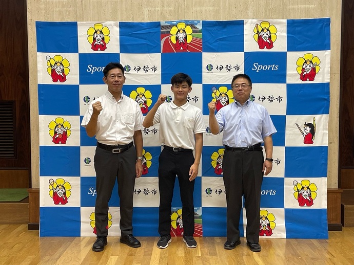 全国中学校体育大会の水泳競技に出場する選手と市長、教育長の記念写真