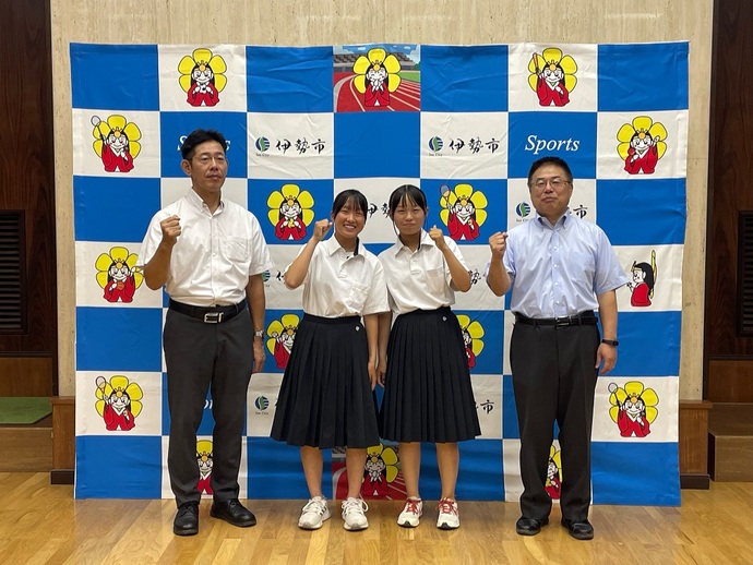 全国中学校体育大会のソフトテニス競技に出場する選手と市長、教育長の記念写真