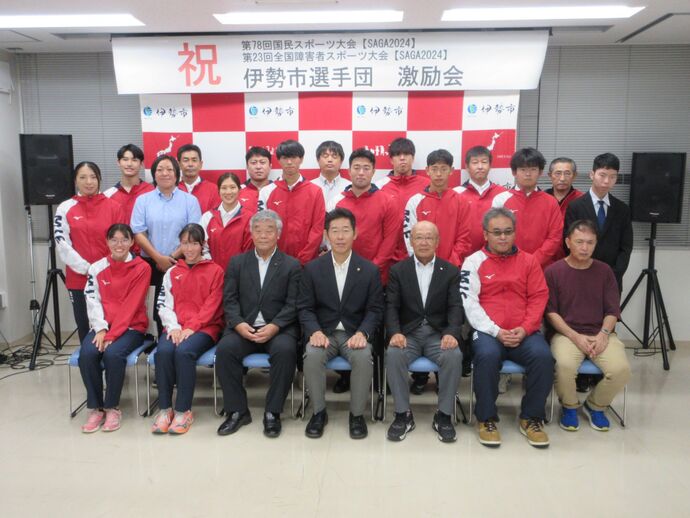 佐賀県開催の国民スポーツ大会と全国障害者スポーツ大会出場者と市長、議長の記念写真